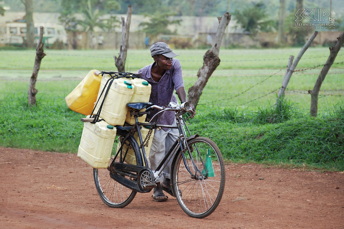 Hoima - Cyclist The most important means of transport for the people of Uganda is the bicycle. All possible loads are taken on the bike which sometimes makes it almost impossible to ride up a slight hill.<br />
 Stefan Cruysberghs